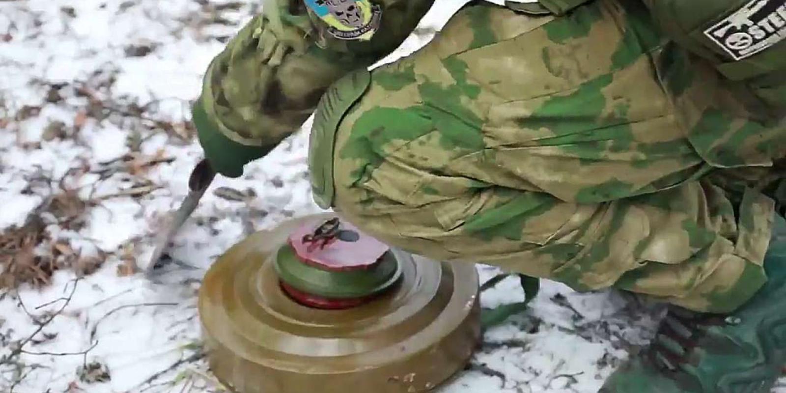 Сапери збройних сил України закладають міни в Київській області