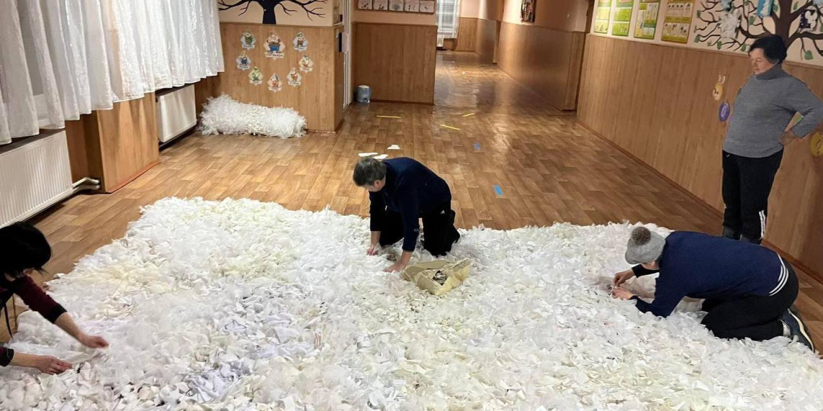 Мешканців Київщини закликають долучитися до плетіння маскувальних сіток