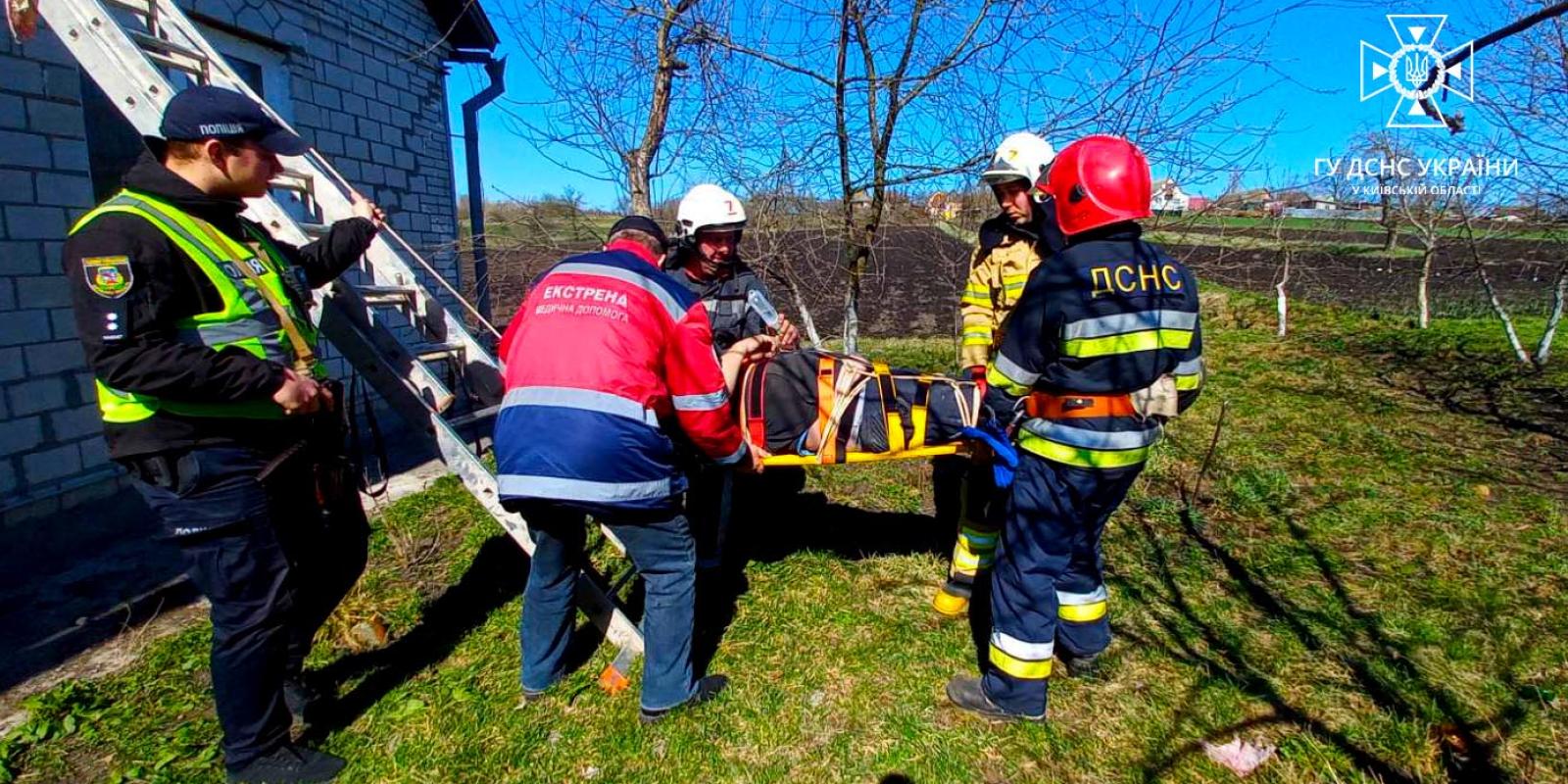 В селі на Київщині чоловік отримав важкі травми на власному горищі