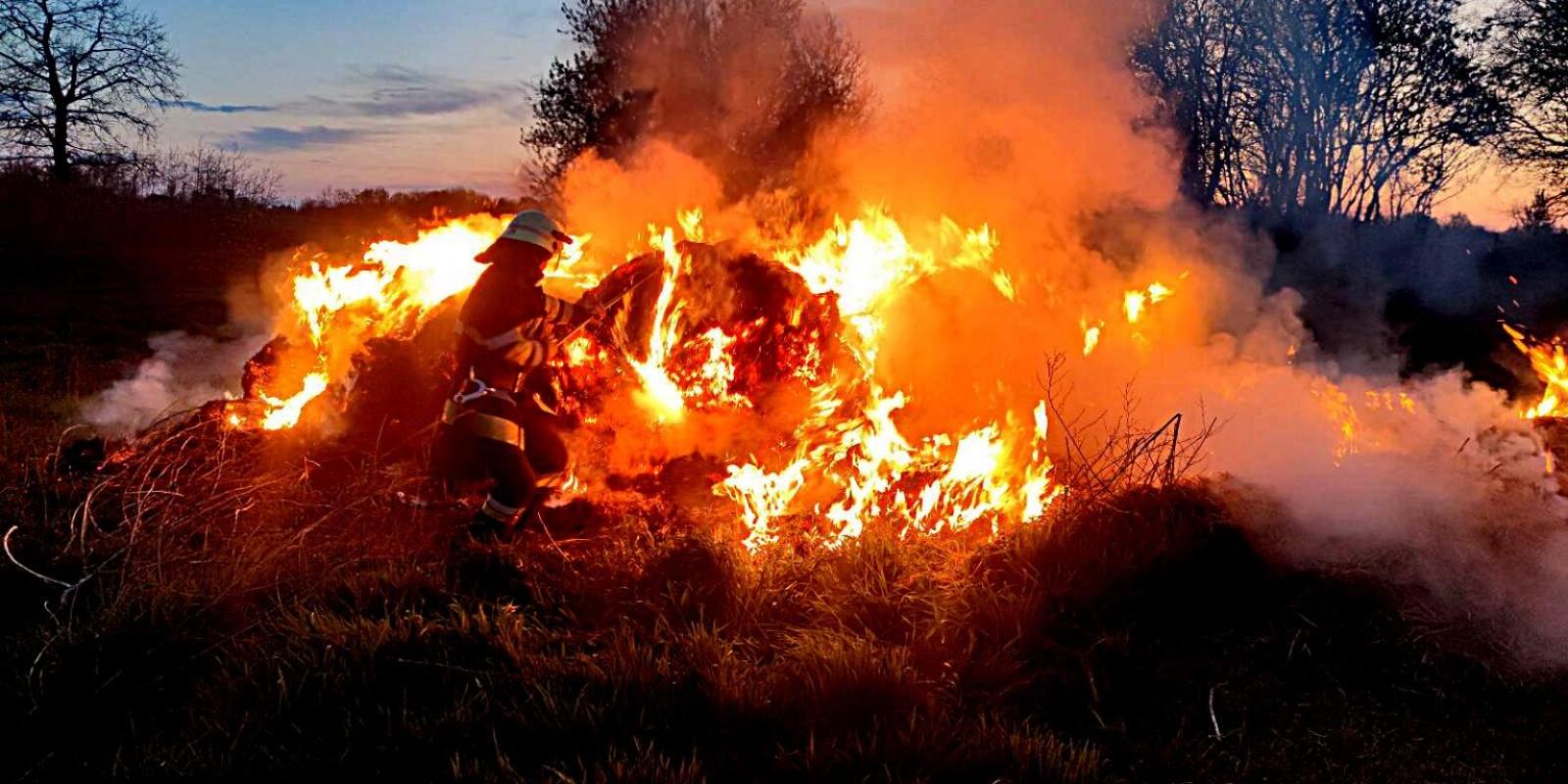 У Броварському районі загорілась солома в тюках