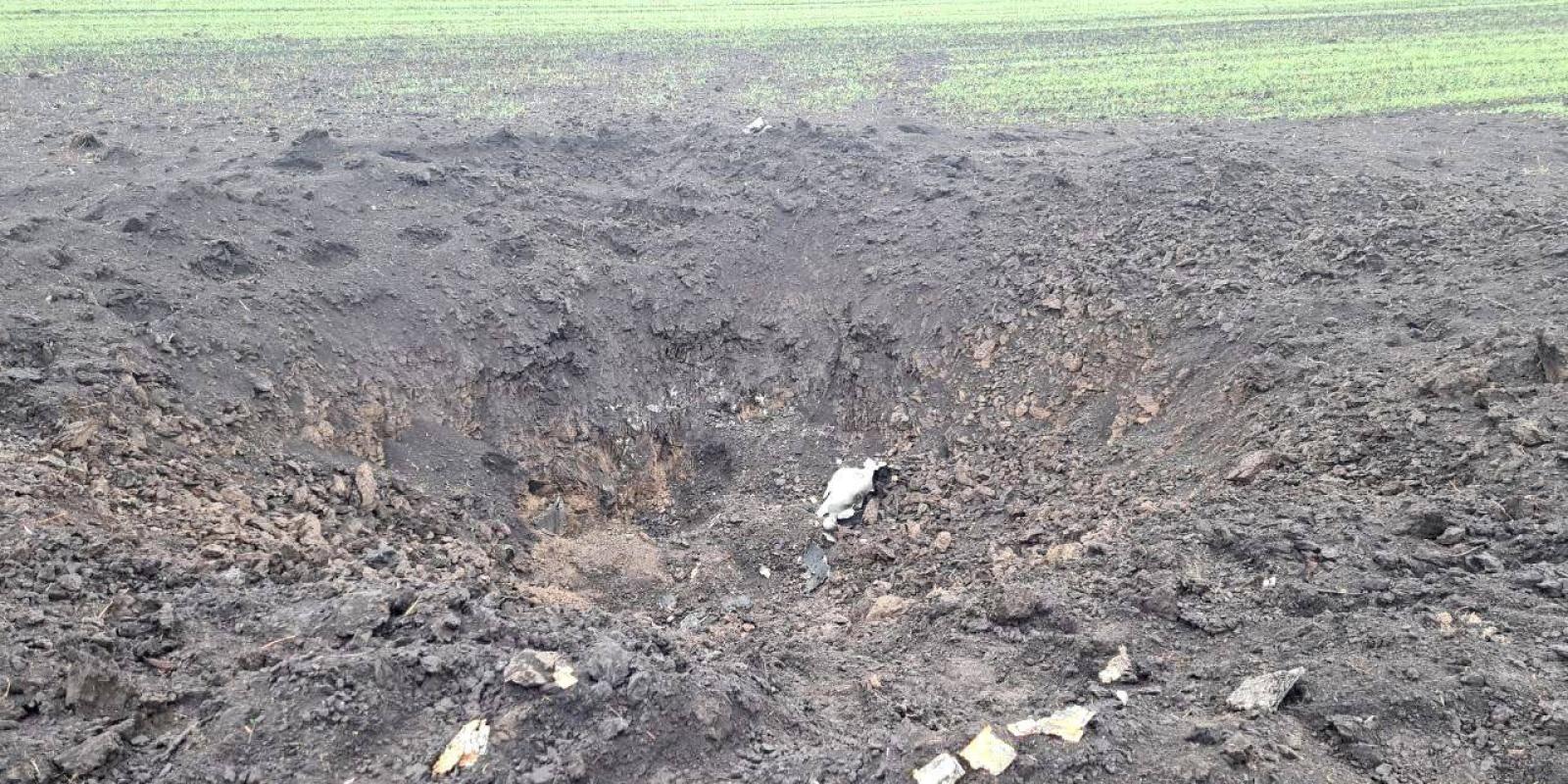 Впала на засіяне поле: фрагменти збитої ворожої ракети знайшли в ще одному районі Київщини Впала на засіяне поле: фрагменти збитої ворожої ракети знайшли в ще одному районі Київщини
