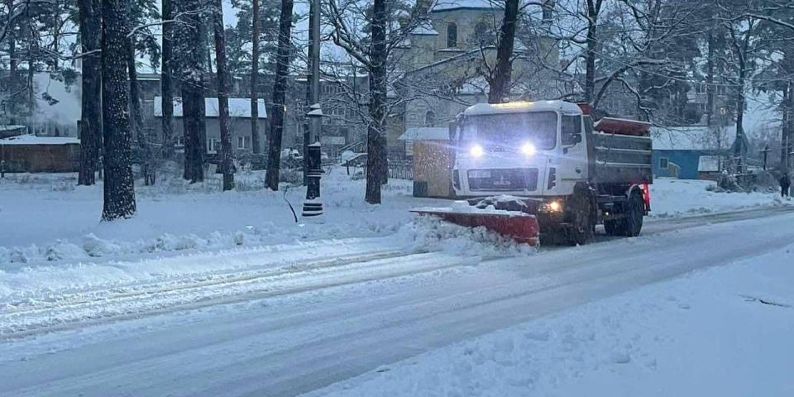 Влада Бучі закликає всіх оперативно чистити двори від снігу 