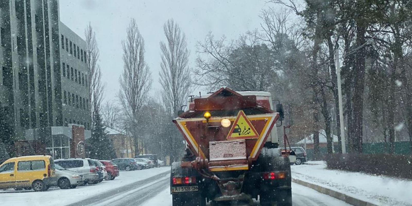 Працює 88 одиниць спецтехніки: дороги Київщини обробляють від ожеледі
