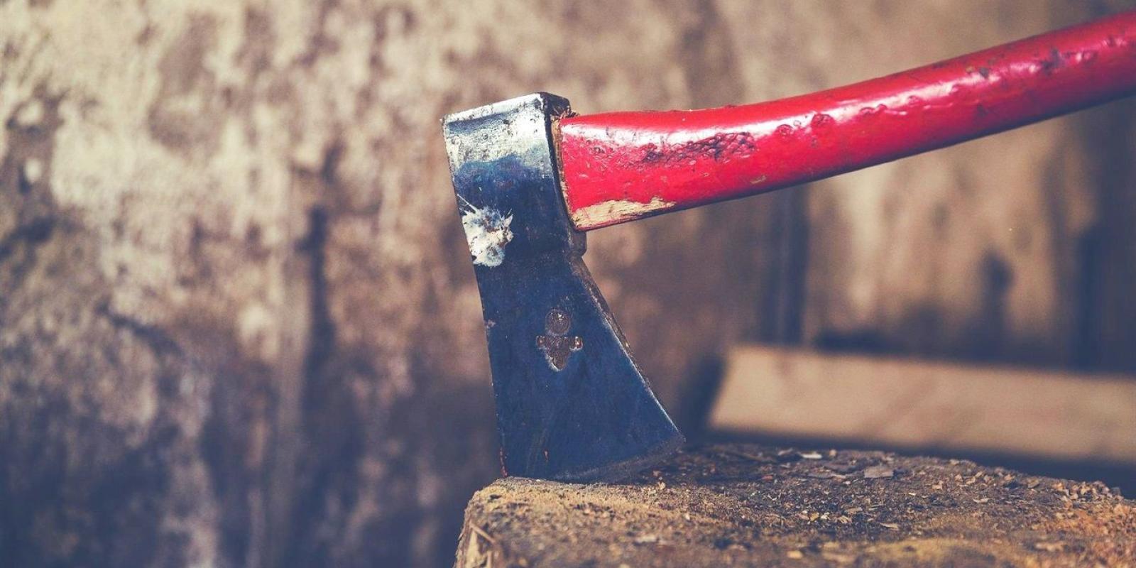 У столиці чоловік намагався зарубати сокирою дружину У столиці чоловік намагався зарубати сокирою дружину
