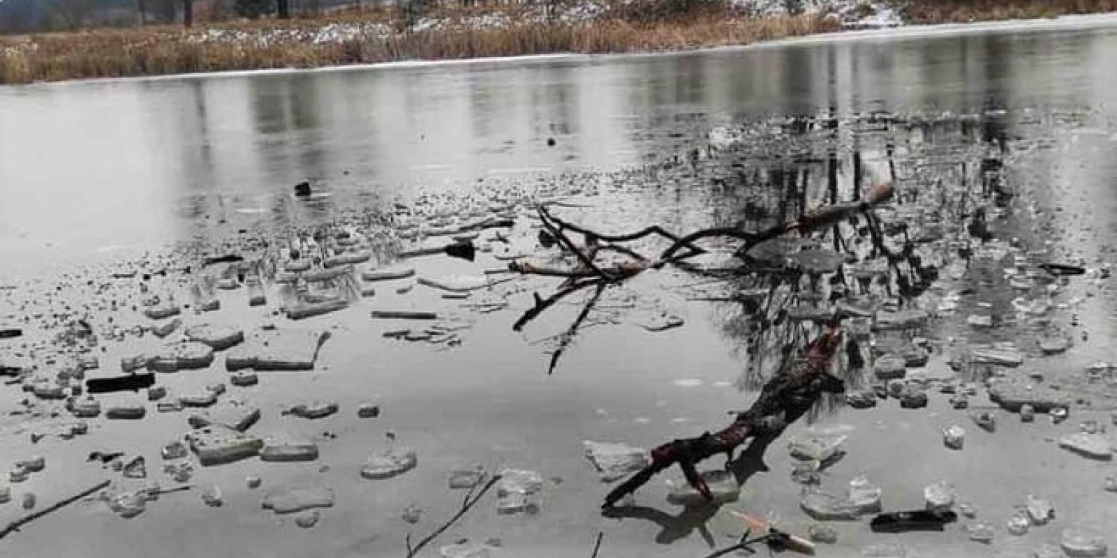 На Київщині четверо чоловіків провалилися під лід: трьох врятували, ще одного шукають 