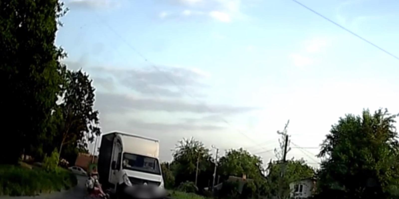 У Білій Церкві дві дівчинки на велосипеді в'їхали у вантажівку У Білій Церкві дві дівчинки на велосипеді в'їхали у вантажівку