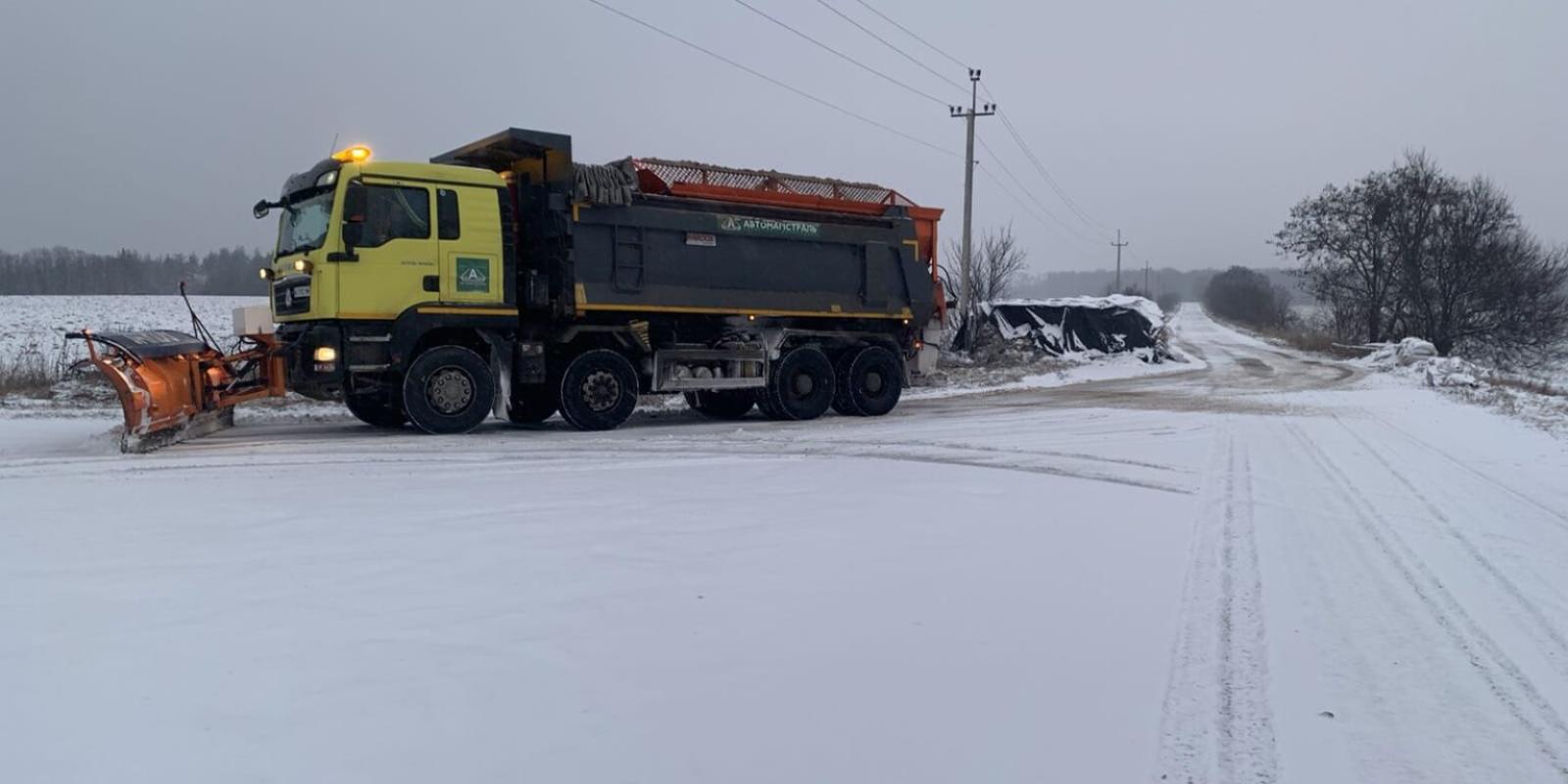 На Київщині понад 200 одиниць спецтехніки очищають дороги від снігу 