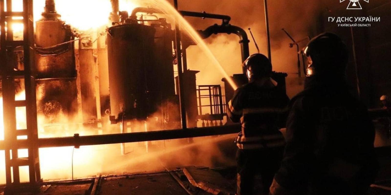 Рятувальники показали наслідки нічного удару дронами по Київщині (ФОТО) Рятувальники показали наслідки нічного удару дронами по Київщині (ФОТО)