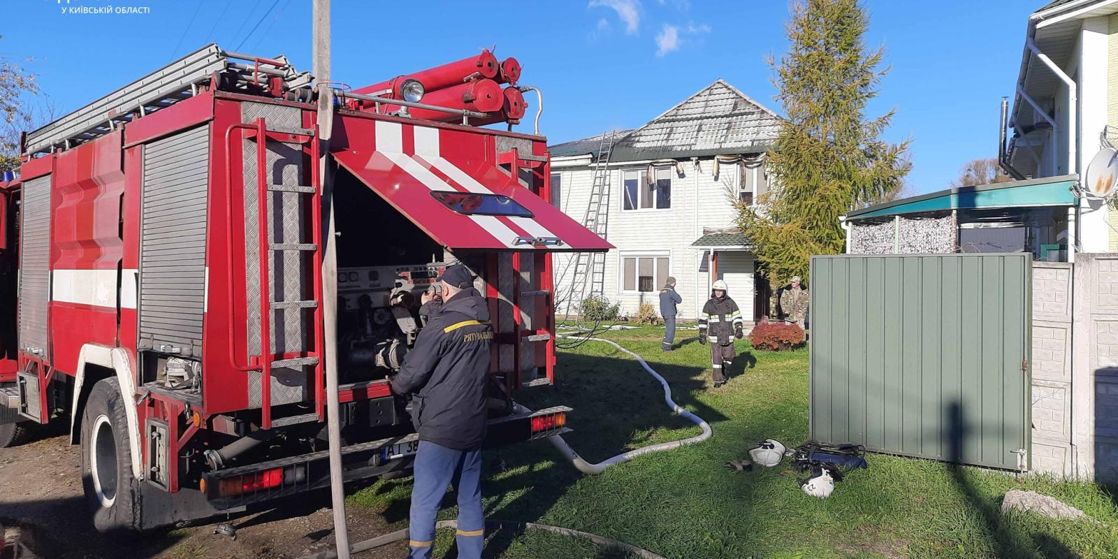 В Бориспільському районі внаслідок падіння уламків ракети загорівся будинок