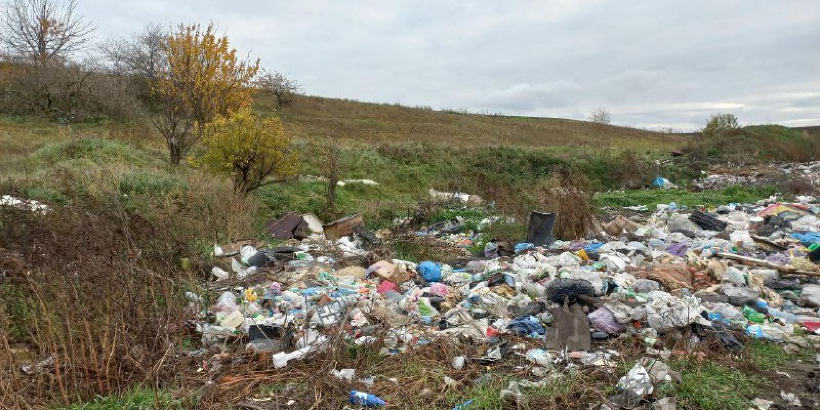 На Київщині виявлено сміттєзвалище з небезпечних відходів На Київщині виявлено сміттєзвалище з небезпечних відходів