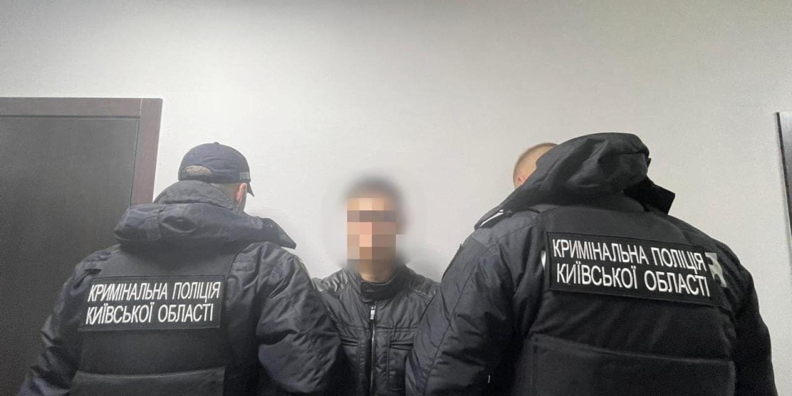  5 ударів ножем у спину: на Київщині син убив матір