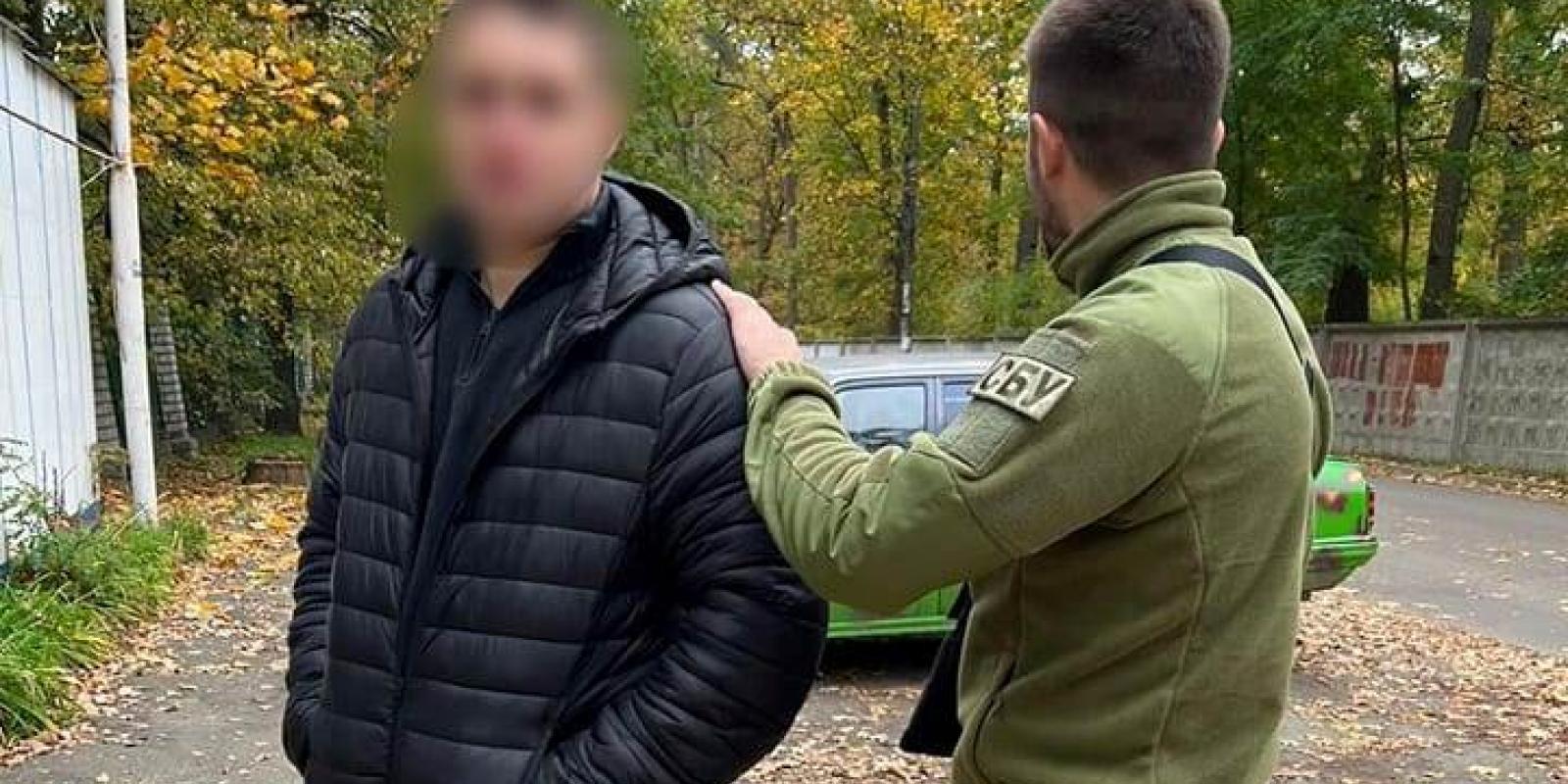 На Київщині судитимуть чоловіка, який разом з окупантами обшукував мешканців Бучі