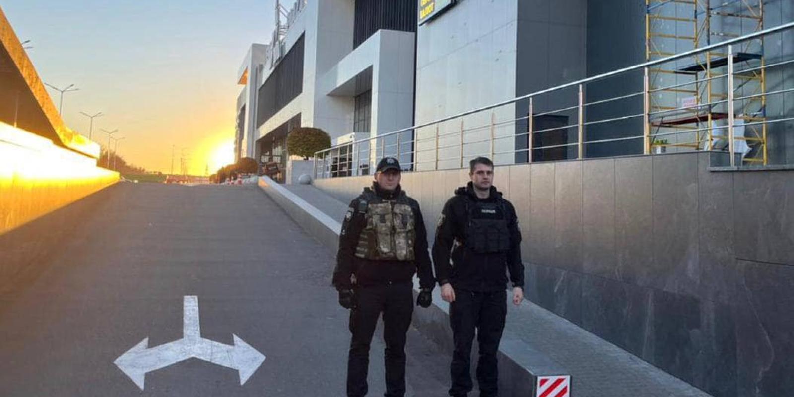 Вибухівки не знайдено: Поліцейські перевірили «замінований» ТЦ в Бучі