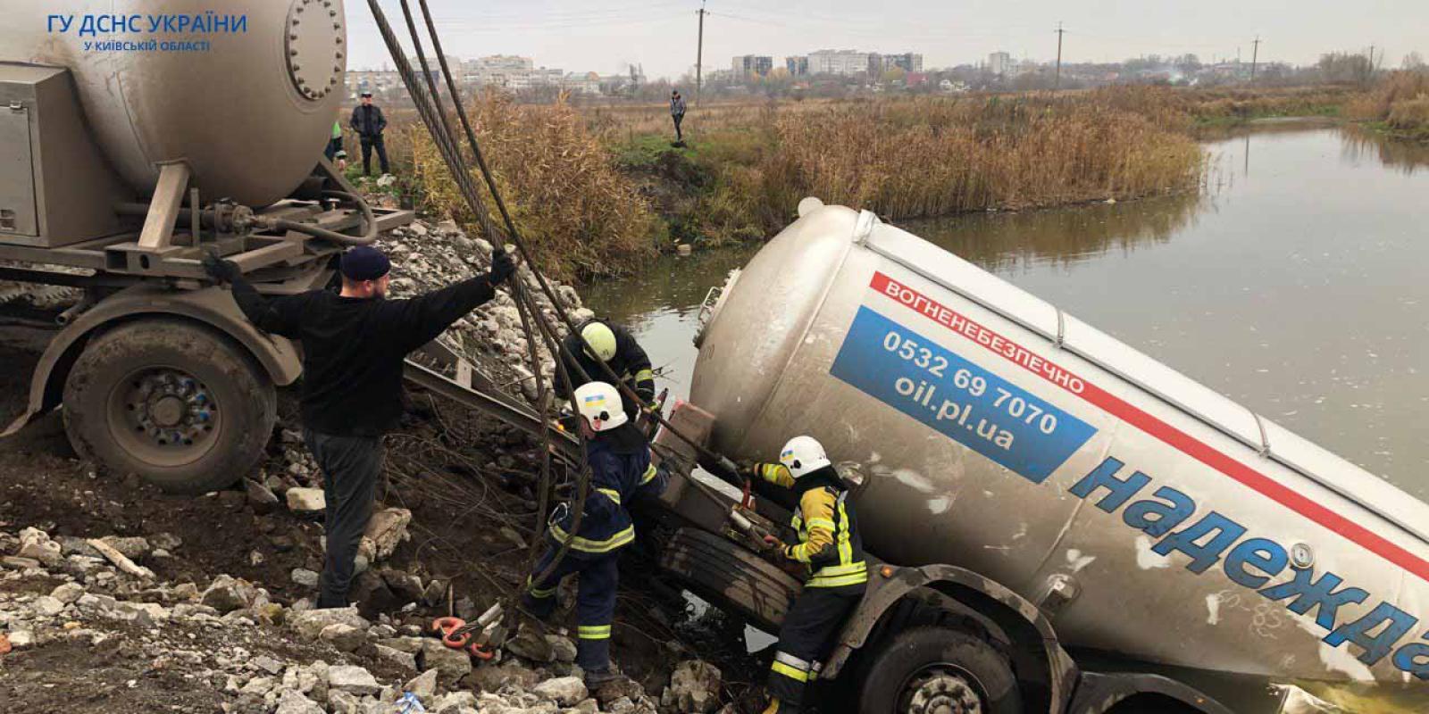 В Бородянці газовоз з’їхав у річку: доля водія невідома 