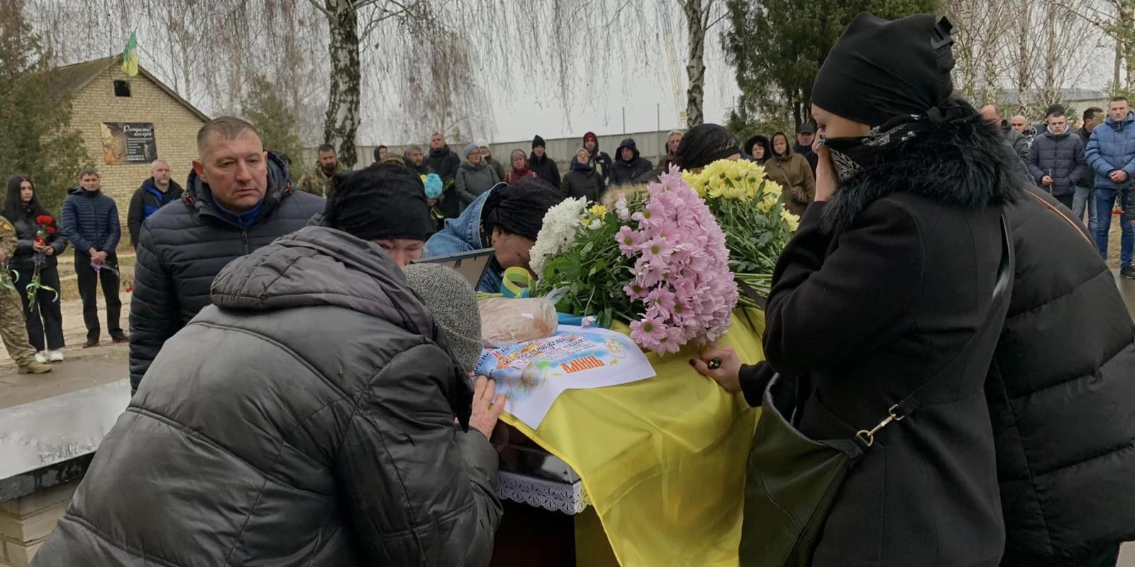 Буча попрощалася з Максимом Кропивою, який загинув, звільняючи Південь Буча попрощалася з Максимом Кропивою, який загинув, звільняючи Південь