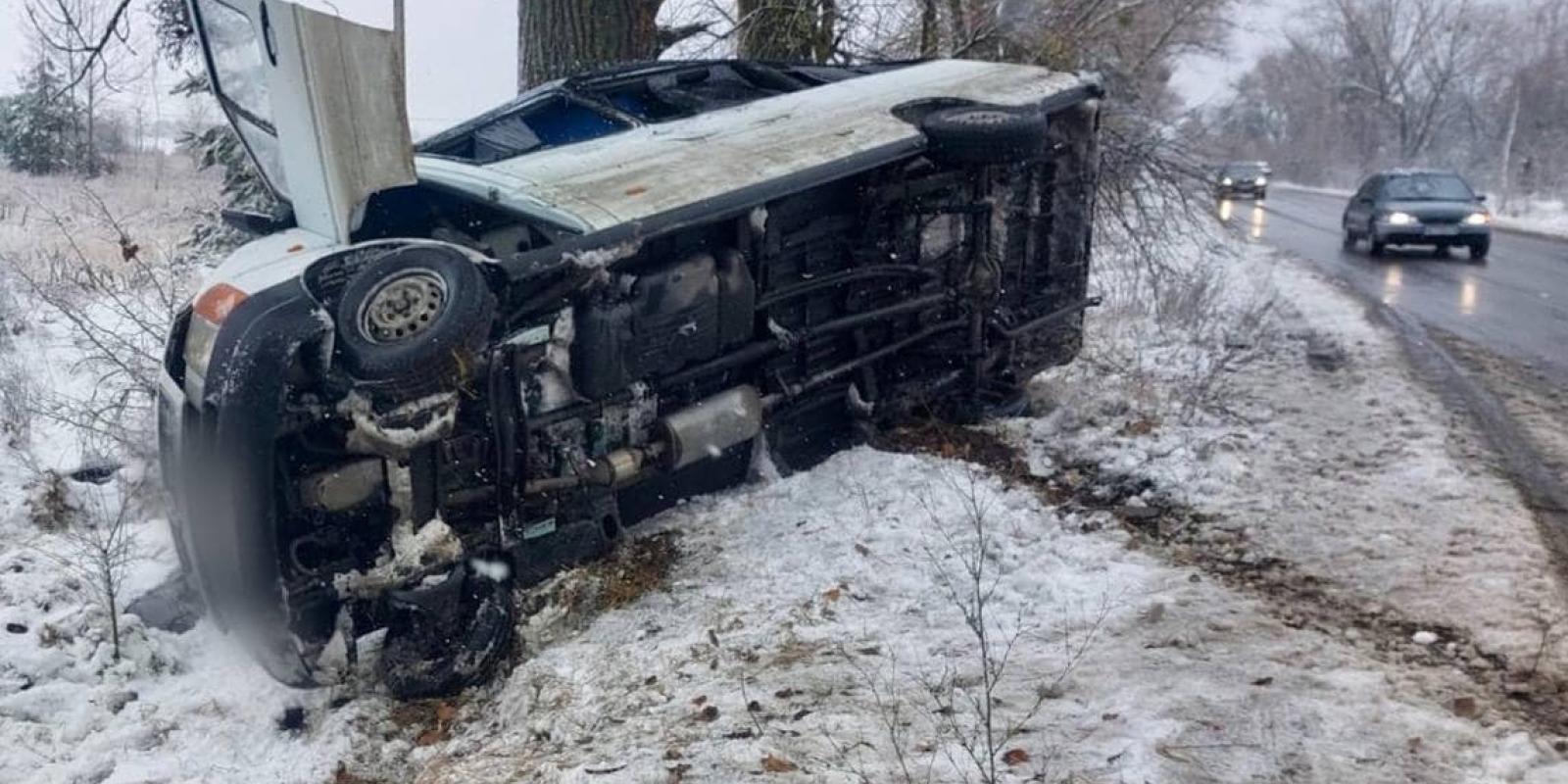  На Київщині маршрутка злетіла з дороги та перекинулася 