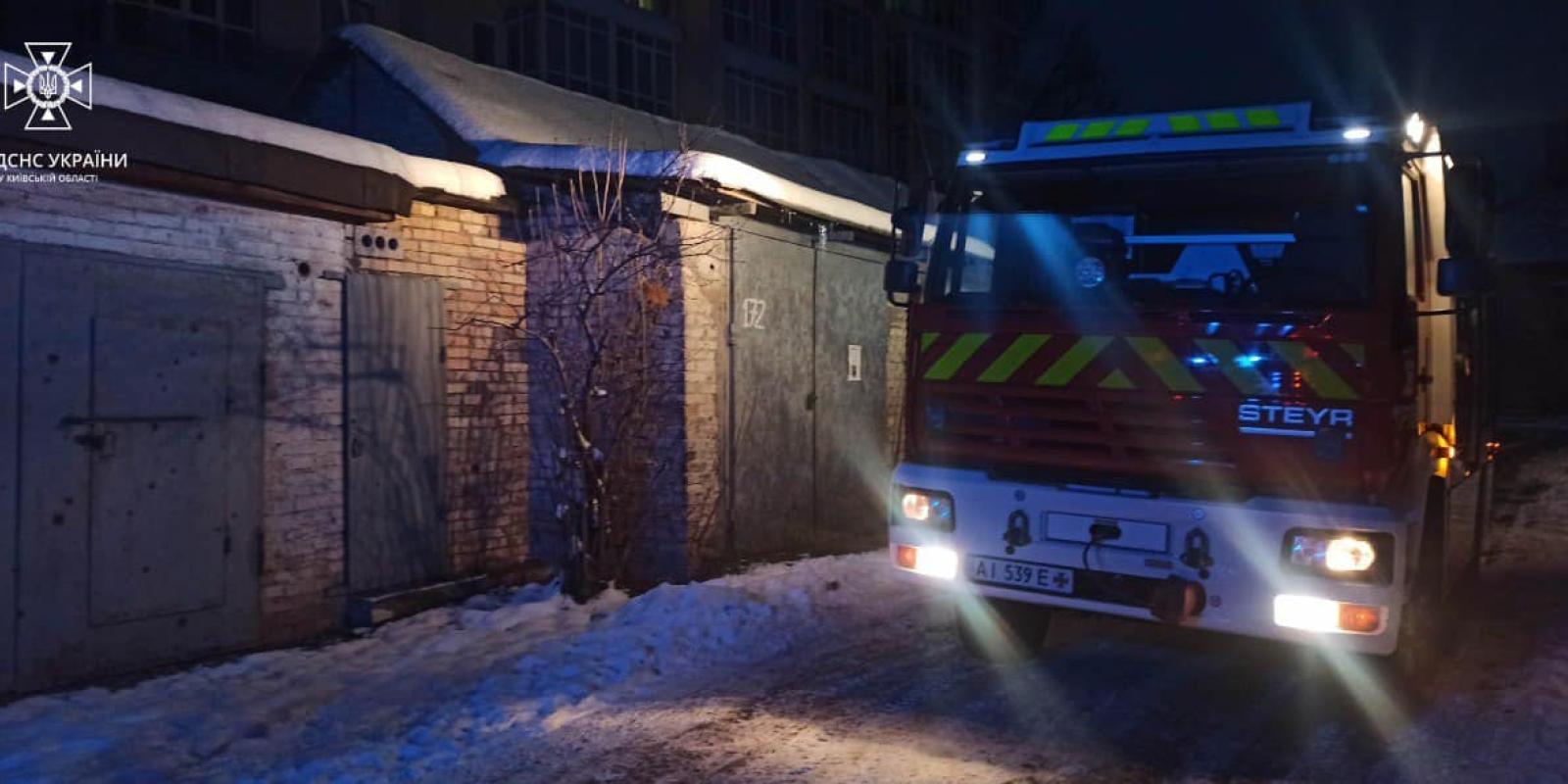 На Київщині через пожежу в гаражі ледь не померла жінка