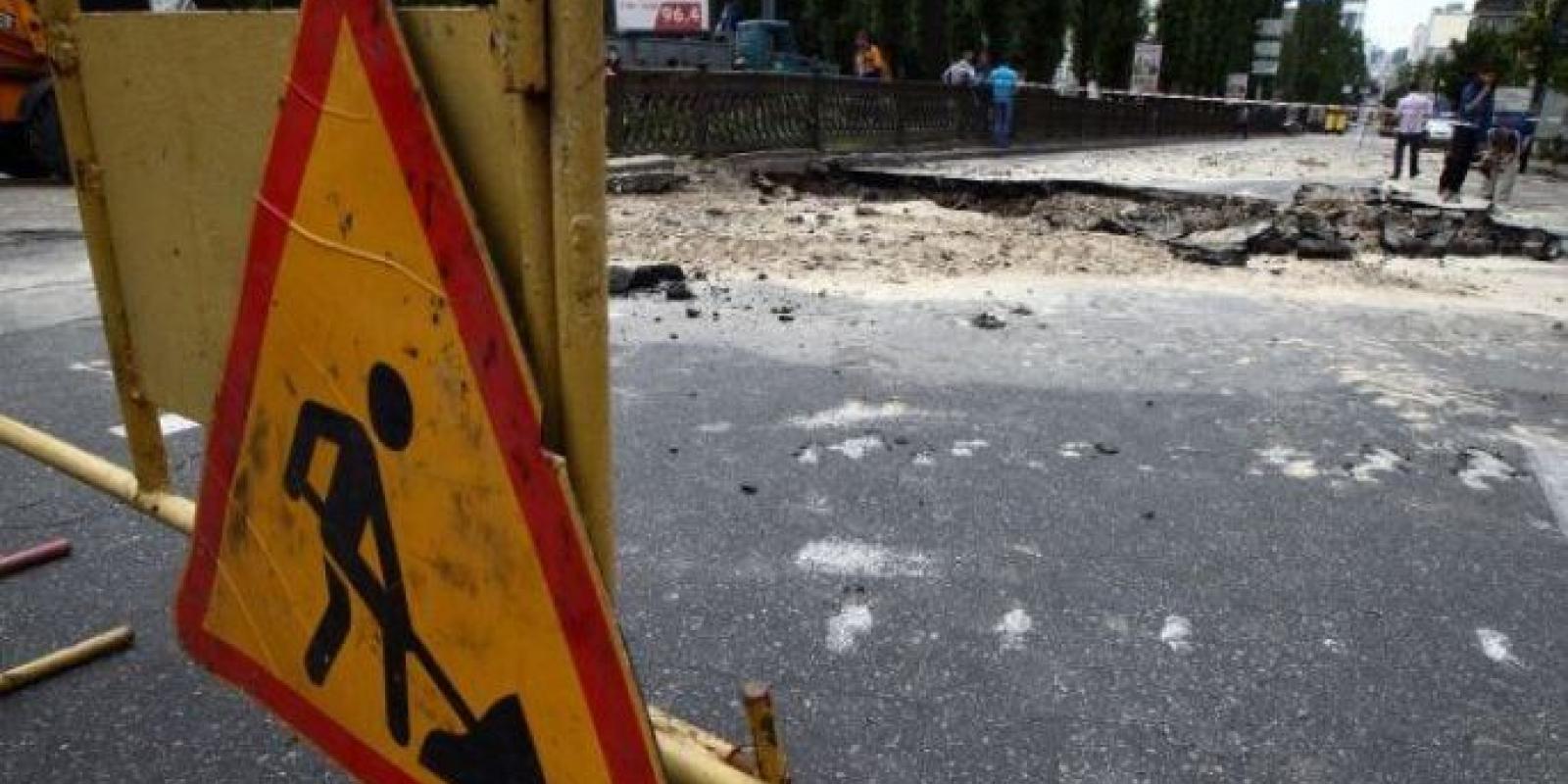 В Києві перекритий рух транспорту: в одному з районів провалилася дорога В Києві перекритий рух транспорту: в одному з районів провалилася дорога