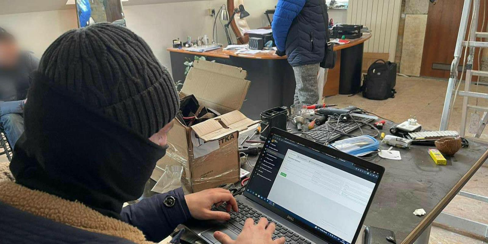 Поширювали фейки про війну: на Київщині ліквідували ботоферму