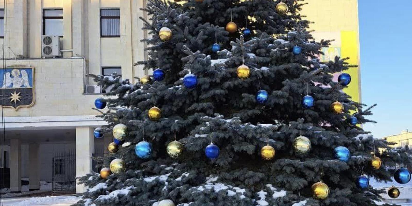 До Дня Святого Миколая на Центральній площі Славутича відкрилася фотозона біля ялинки