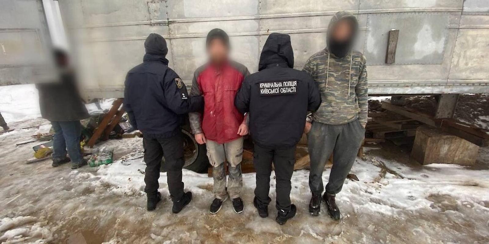 В Обухові двоє чоловіків викрала з будівельного складу електроінструменти 