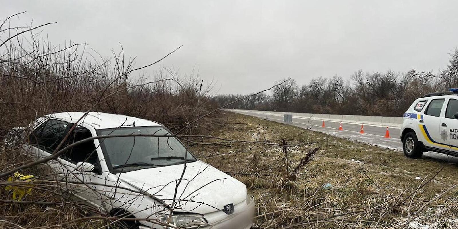 У Василькові водій не впорався з керуванням: 22-річну пасажирку з травмами госпіталізували до лікарні