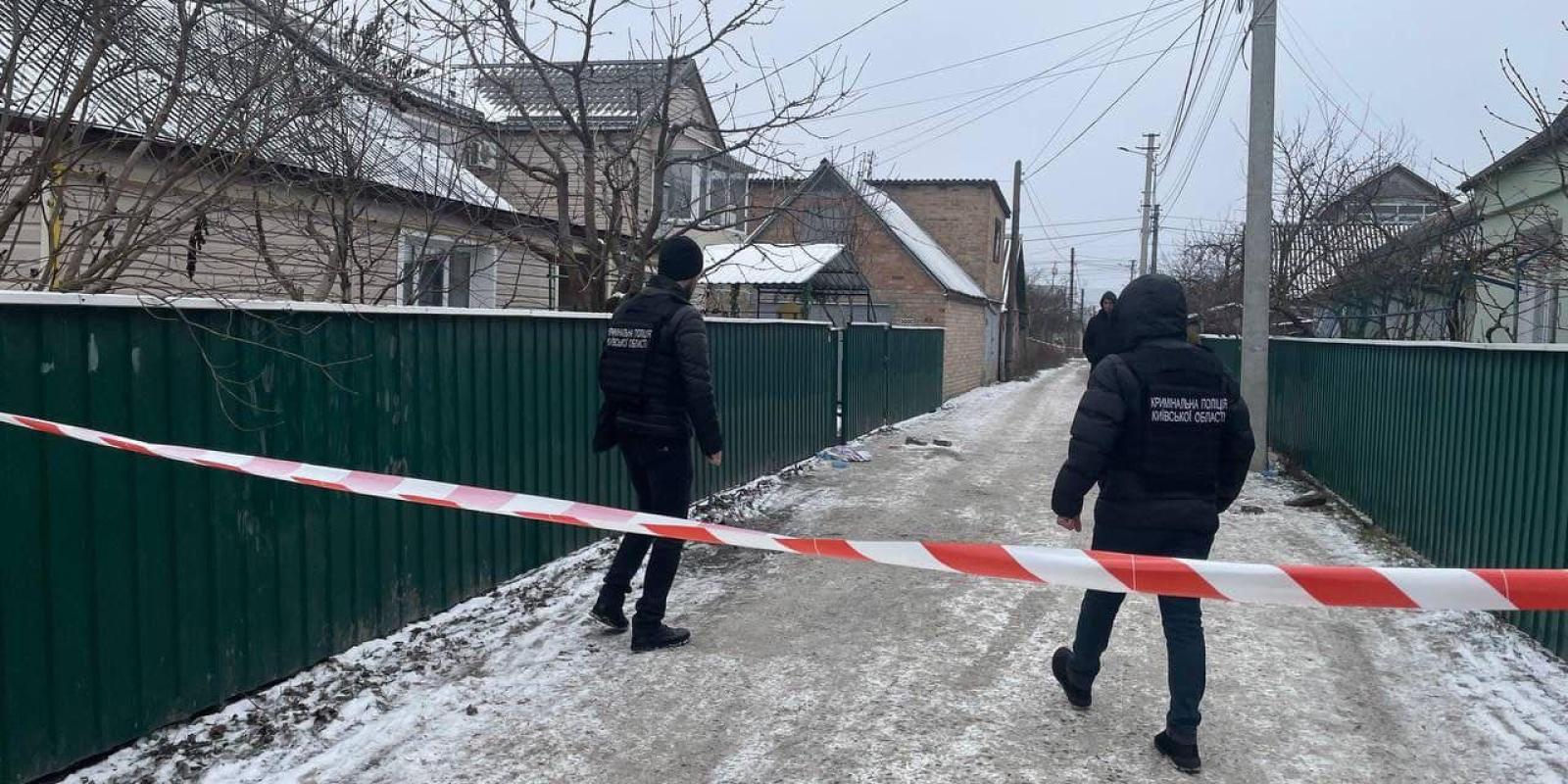 Вбивство на Київщині: 51-річну жінку знайшли біля її будинку Вбивство на Київщині: 51-річну жінку знайшли біля її будинку