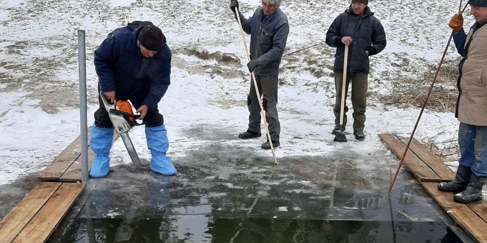 У Броварах комунальники облаштовують ополонку на Водохреща