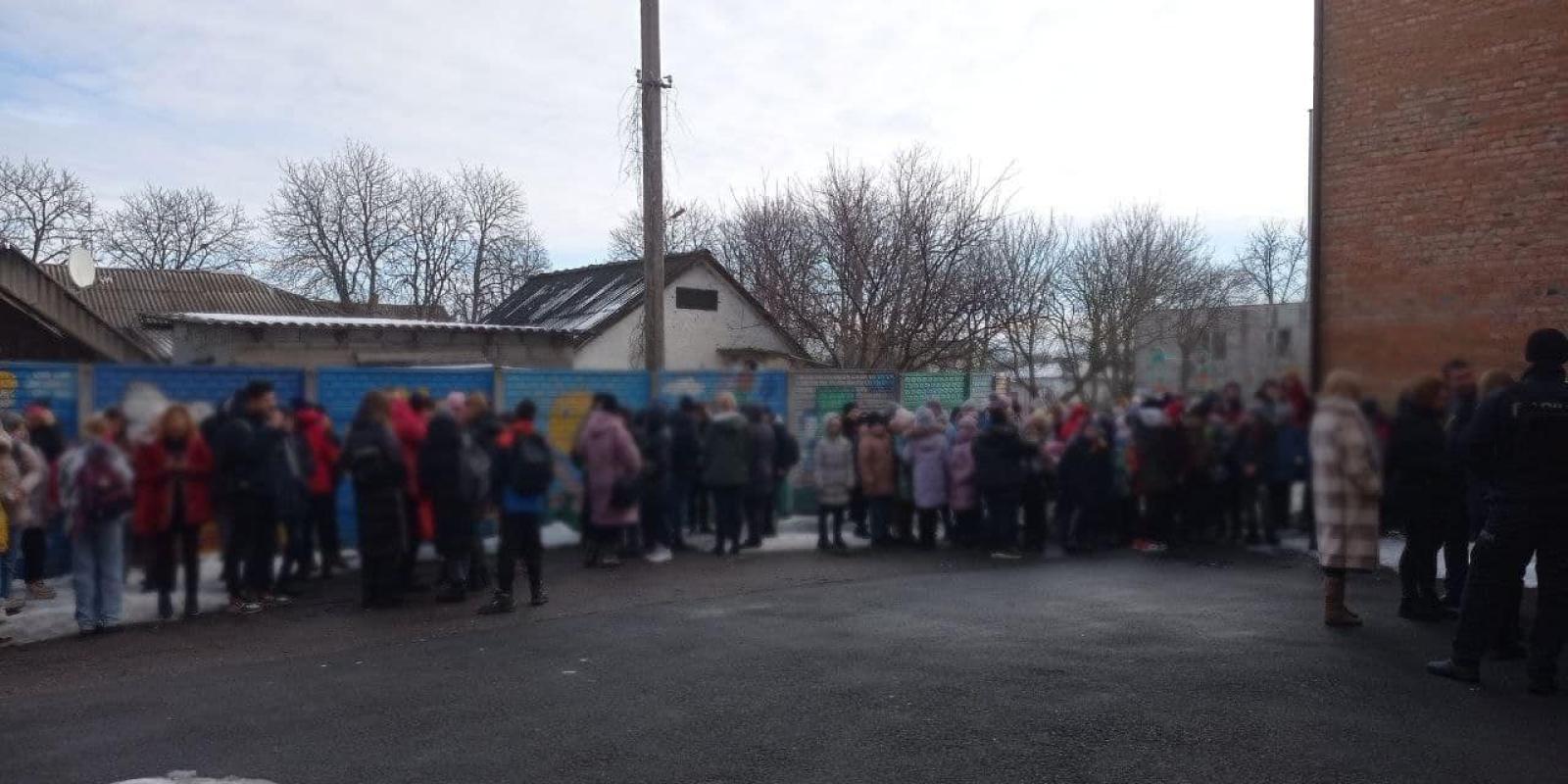 Дітей та вчителів евакуювали: на Київщині восьмикласник застосував газовий балончик у ліцеї Дітей та вчителів евакуювали: на Київщині восьмикласник застосував газовий балончик у ліцеї