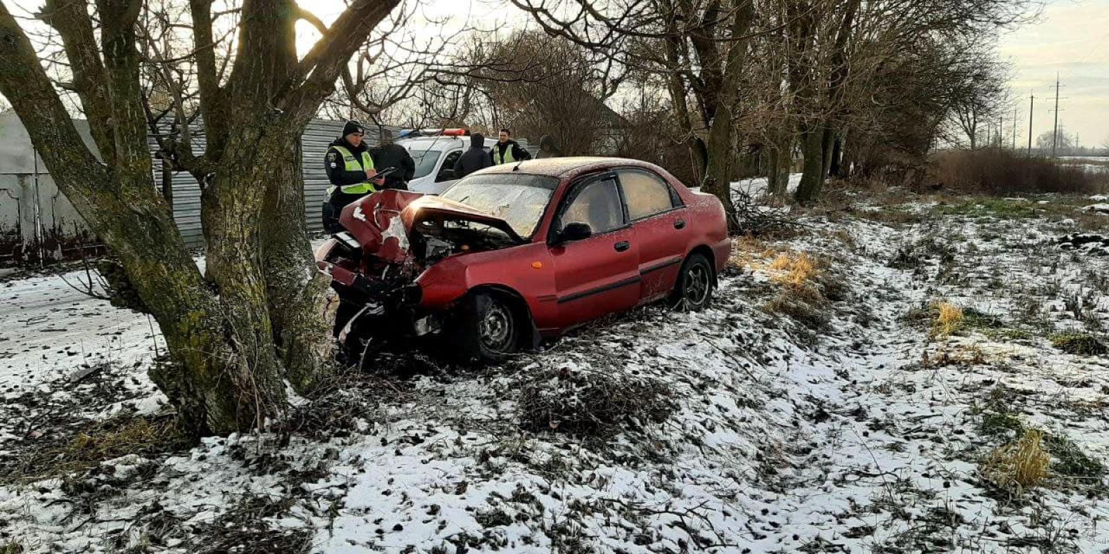 Аварія на Білоцерківщині: 16-річний хлопець взяв без дозволу батьків легковик та врізався в дерево