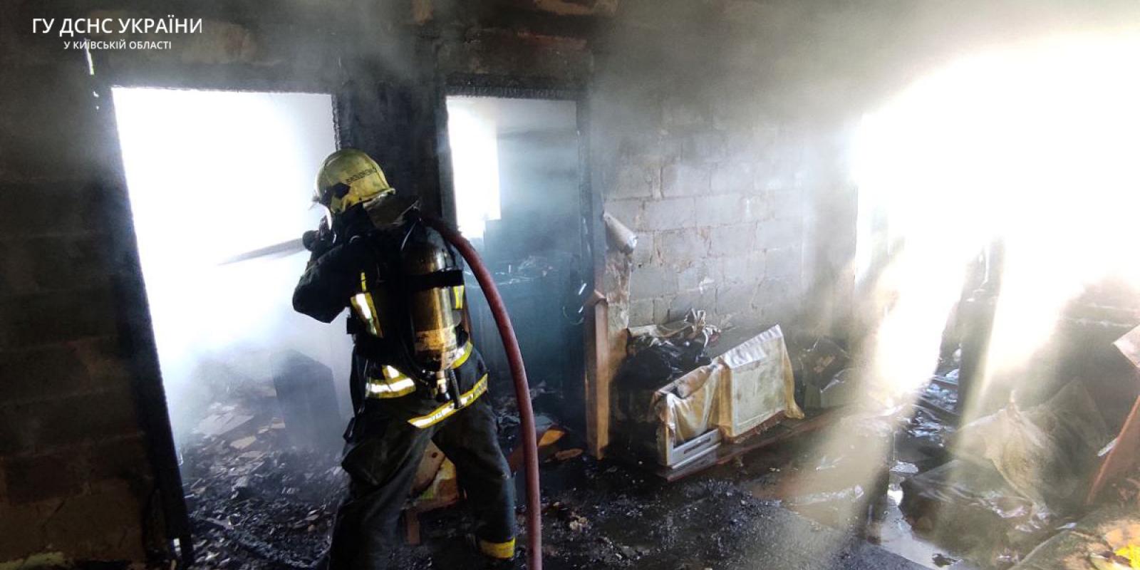 Пожежа на Київщині: з палаючої квартири врятували чоловіка