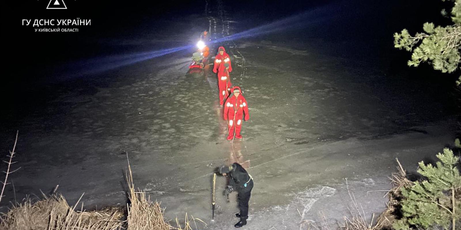 На Київському водосховищі з криги врятували трьох рибалок 