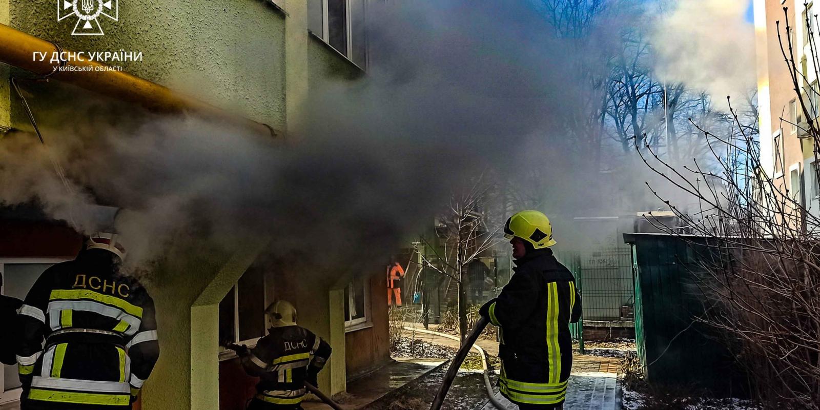 Евакуювали мешканців двох під’їздів: на Київщині сталася пожежа в пʼятиповерхівці