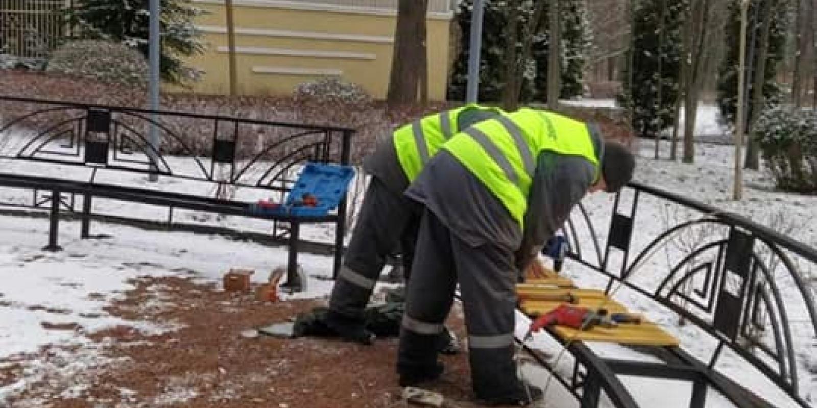 В громадських місцях Бучі оновлюють лавки для відпочинку