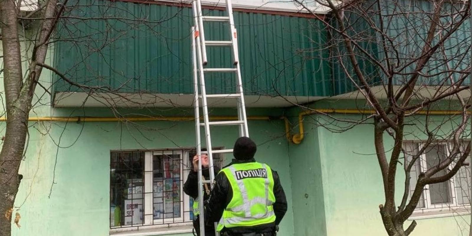 Впала та кричала про допомогу: на Київщині в зачиненій квартирі знайшли літню жінку