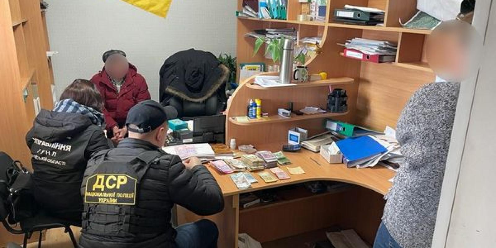 Вимагав 40 тисяч гривень: на Київщині затримали керівника державної установи на хабарі