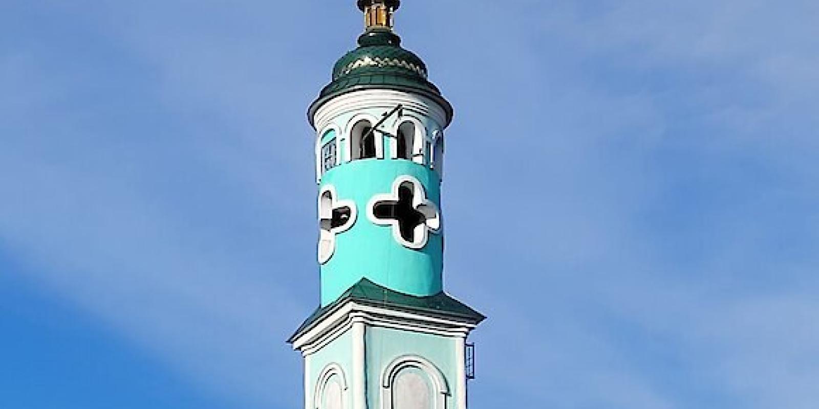 На Київщині стару водонапірну башту перетворили на церковну дзвіницю