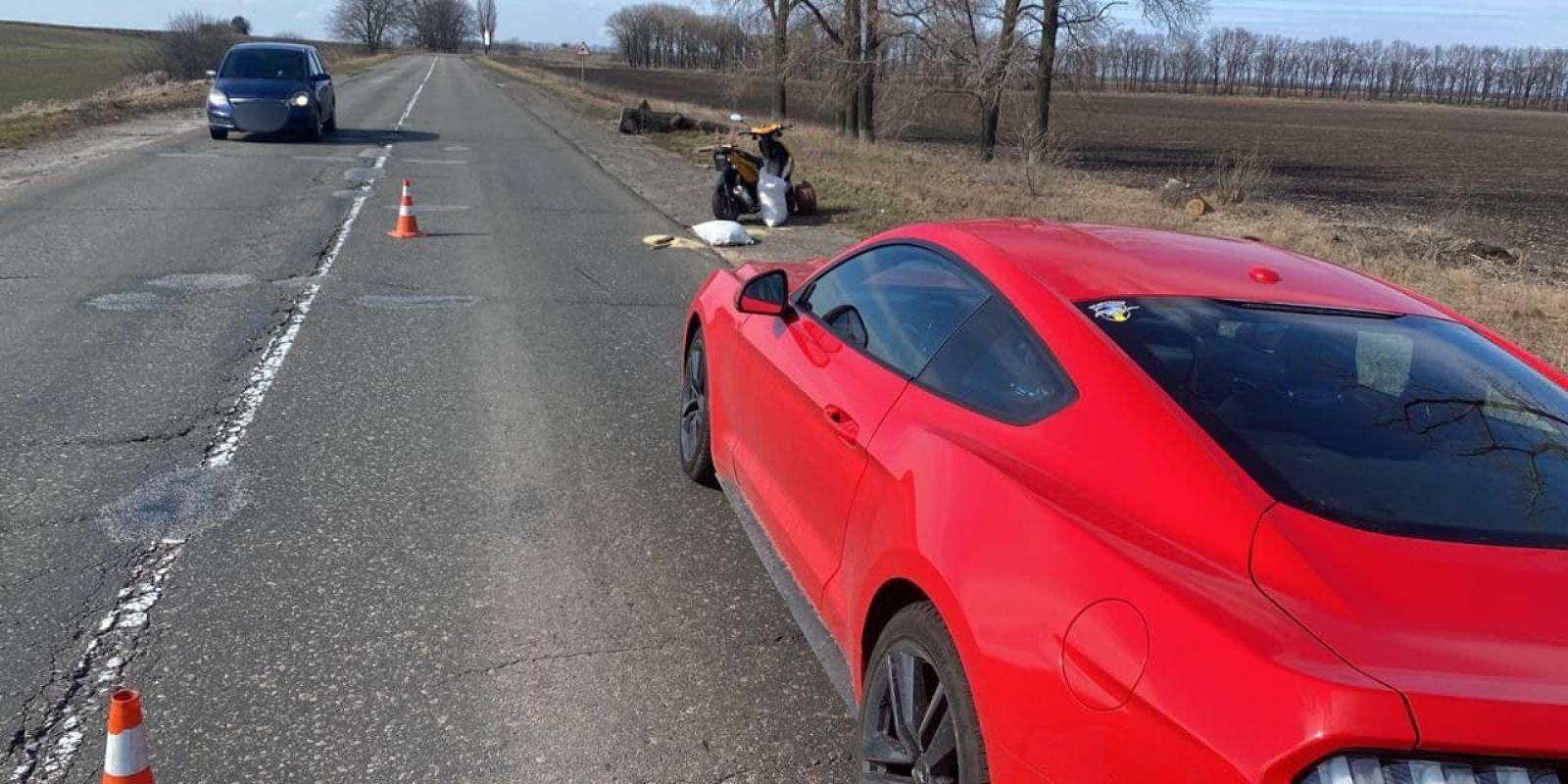 На Київщині сталася ДТП за участі спорткару та жінки на моторолері