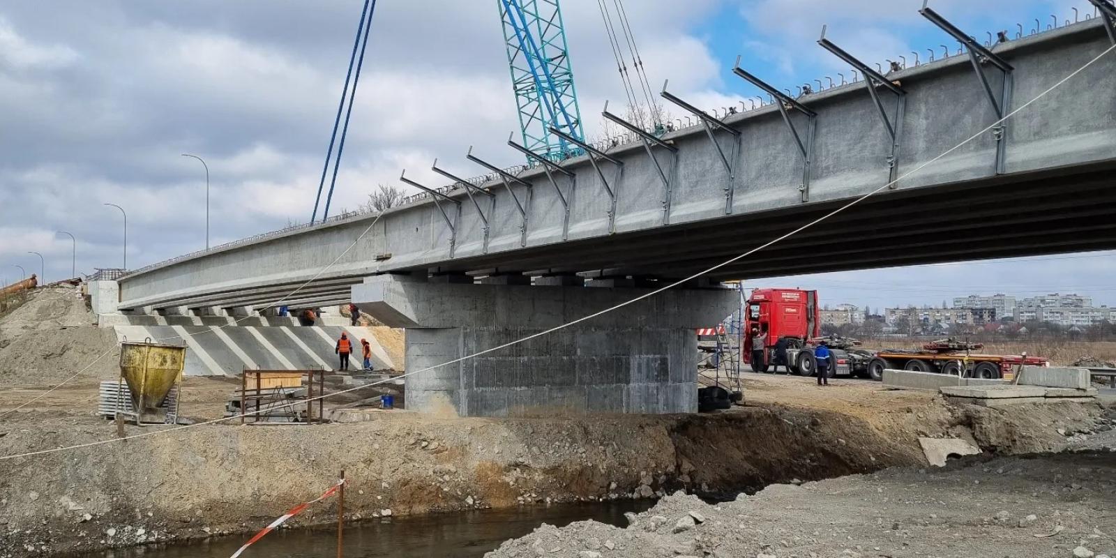 На Київщині закінчується будівництво моста, який зруйнували окупанти