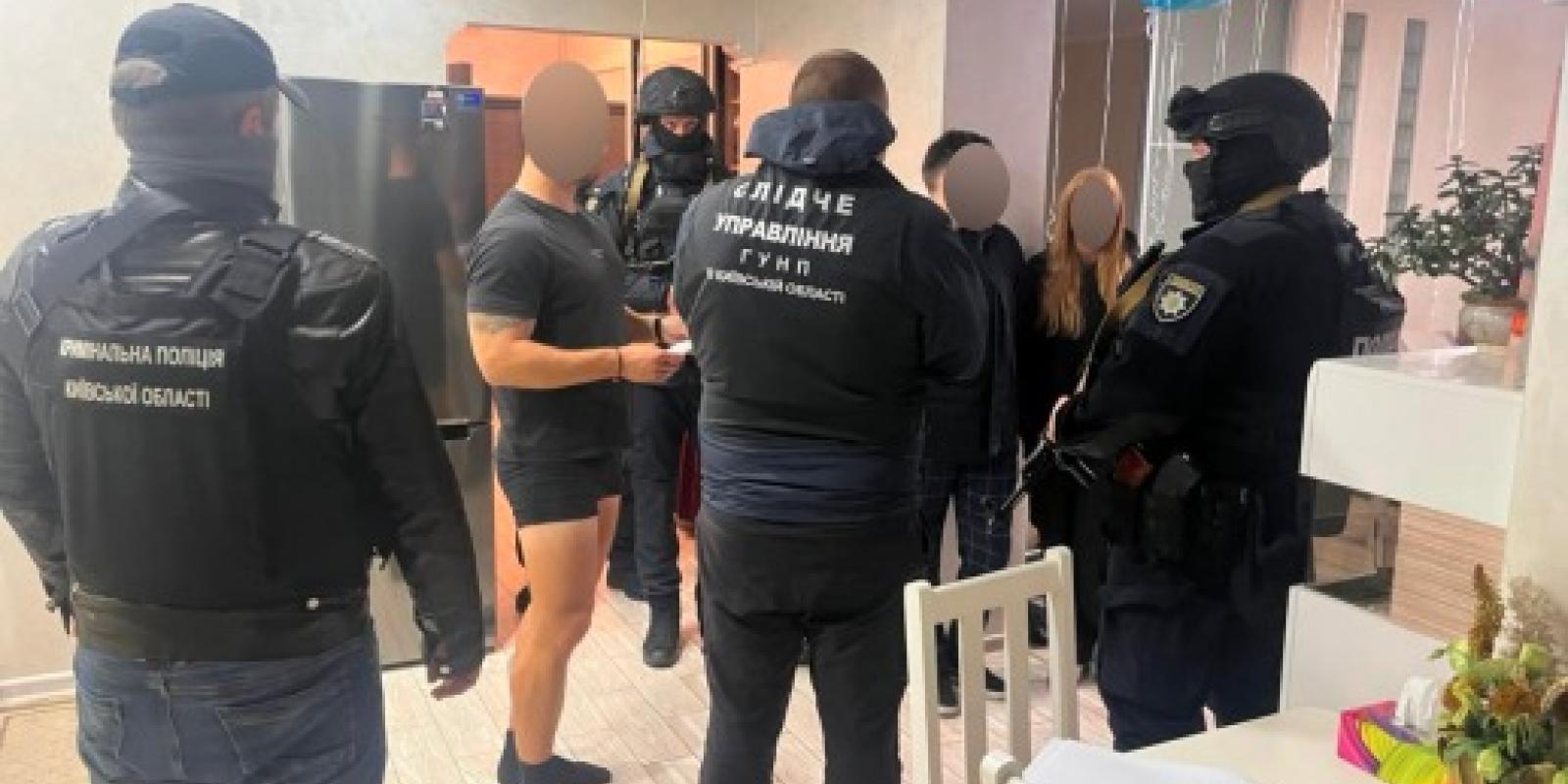 На Київщині судитимуть банду сутенерів, які за день «заробляли» десятки тисяч гривень