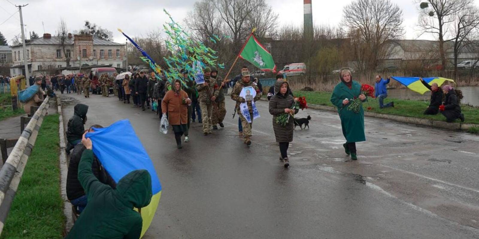 Під Гімн України на Київщині поховали бійця Олександра Іванюка Під Гімн України на Київщині поховали бійця Олександра Іванюка