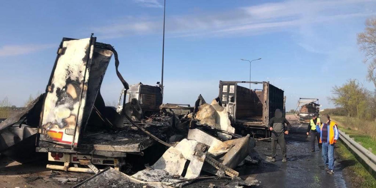 Рух по трасі Київ-Харків ускладено: поліція розслідує смертельну ДТП за участі вантажівок Рух по трасі Київ-Харків ускладено: поліція розслідує смертельну ДТП за участі вантажівок