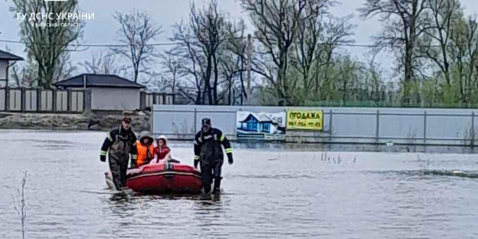 Рятувальники евакуювали родини з дітьми: на Київщині підтоплено ще одне село Рятувальники евакуювали родини з дітьми: на Київщині підтоплено ще одне село
