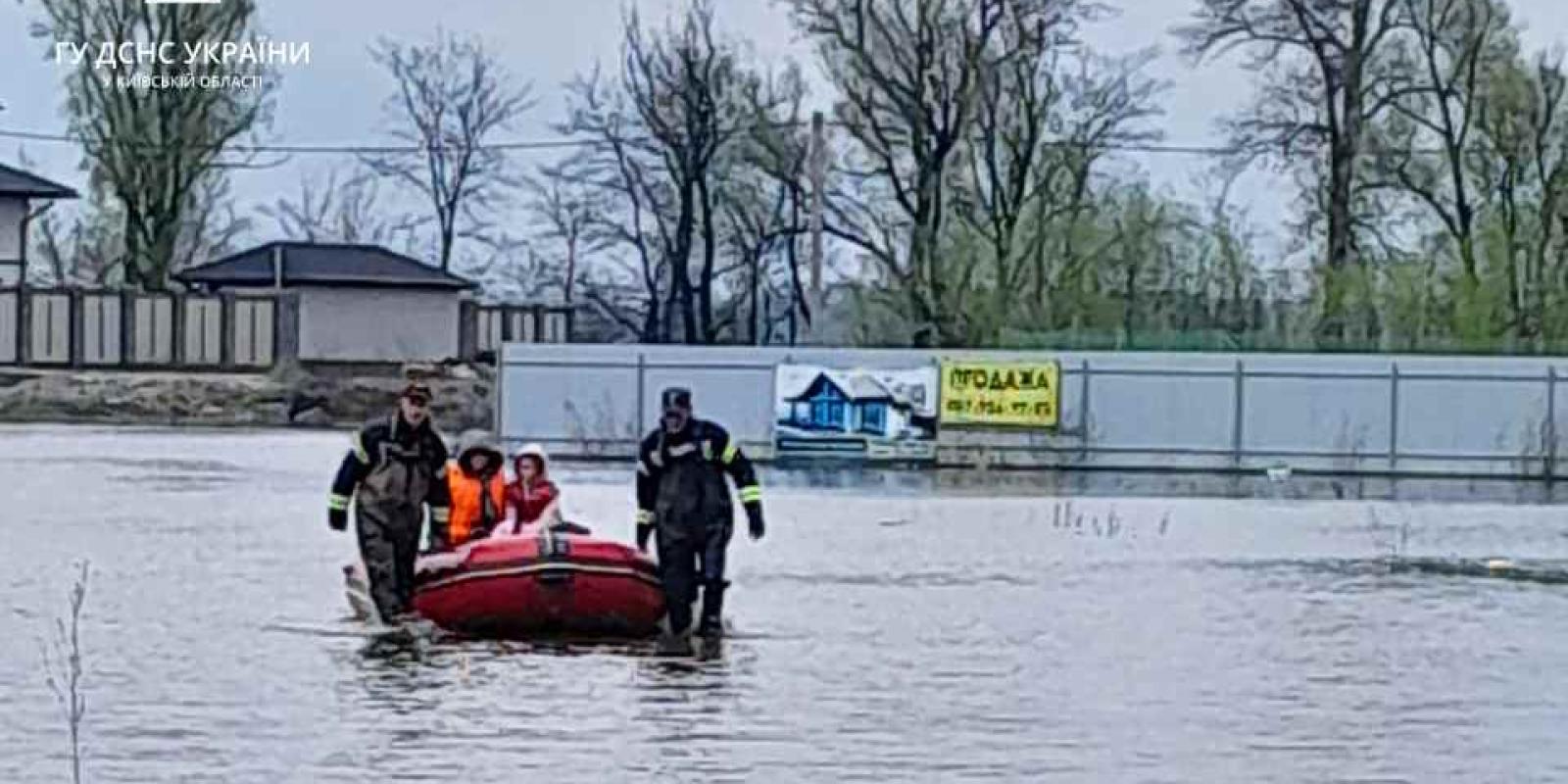 Рятувальники евакуювали родини з дітьми: на Київщині підтоплено ще одне село 