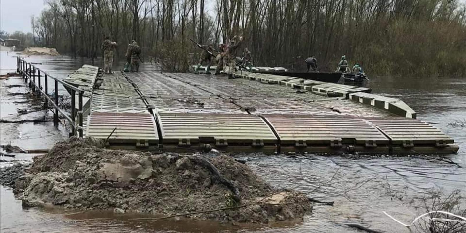 Військові побудували понтонну переправу в Іванкові на Київщині 