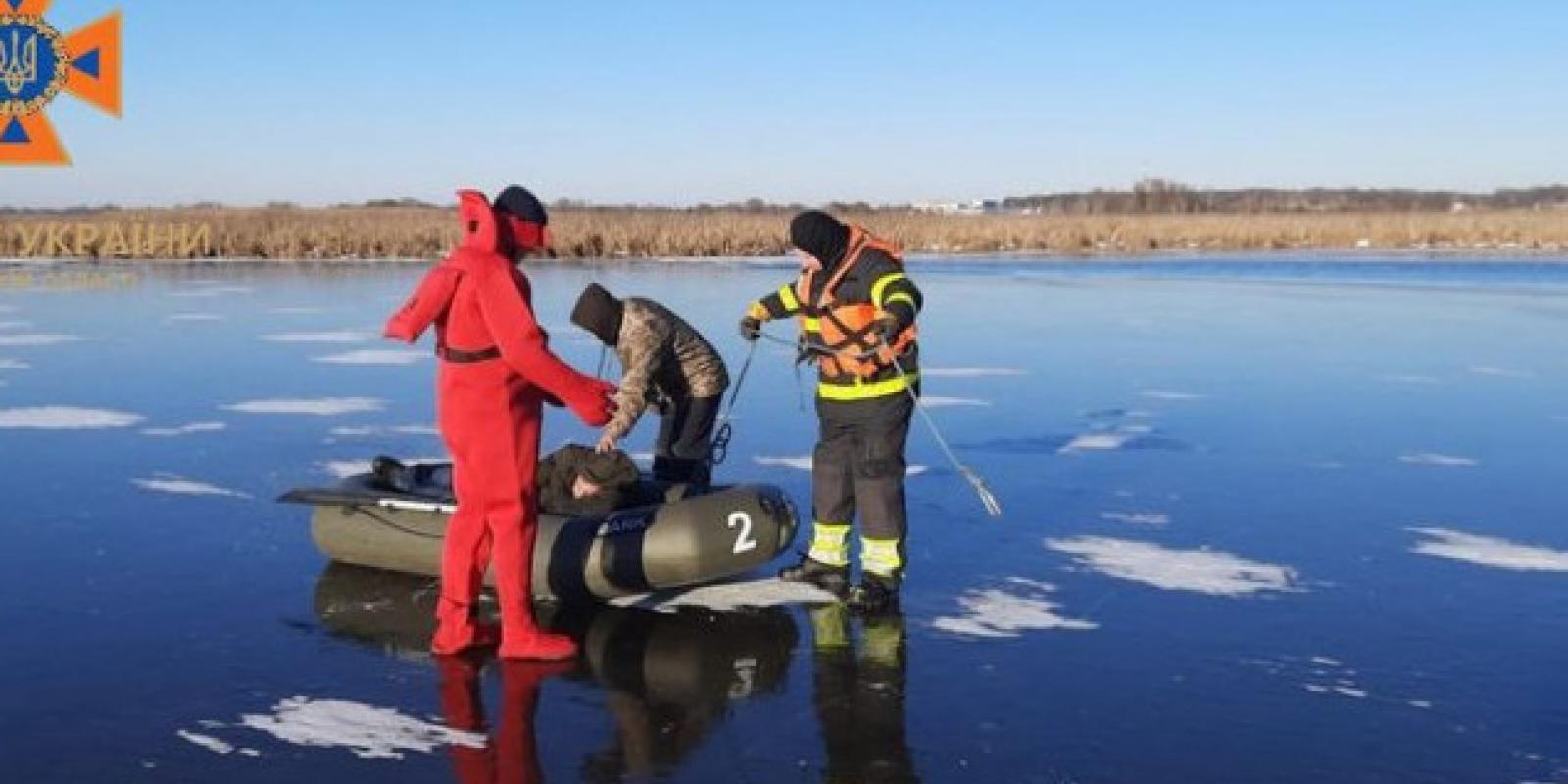 Небезпечна рибалка на Київщині: рятувальники зняли з криги двох чоловіків