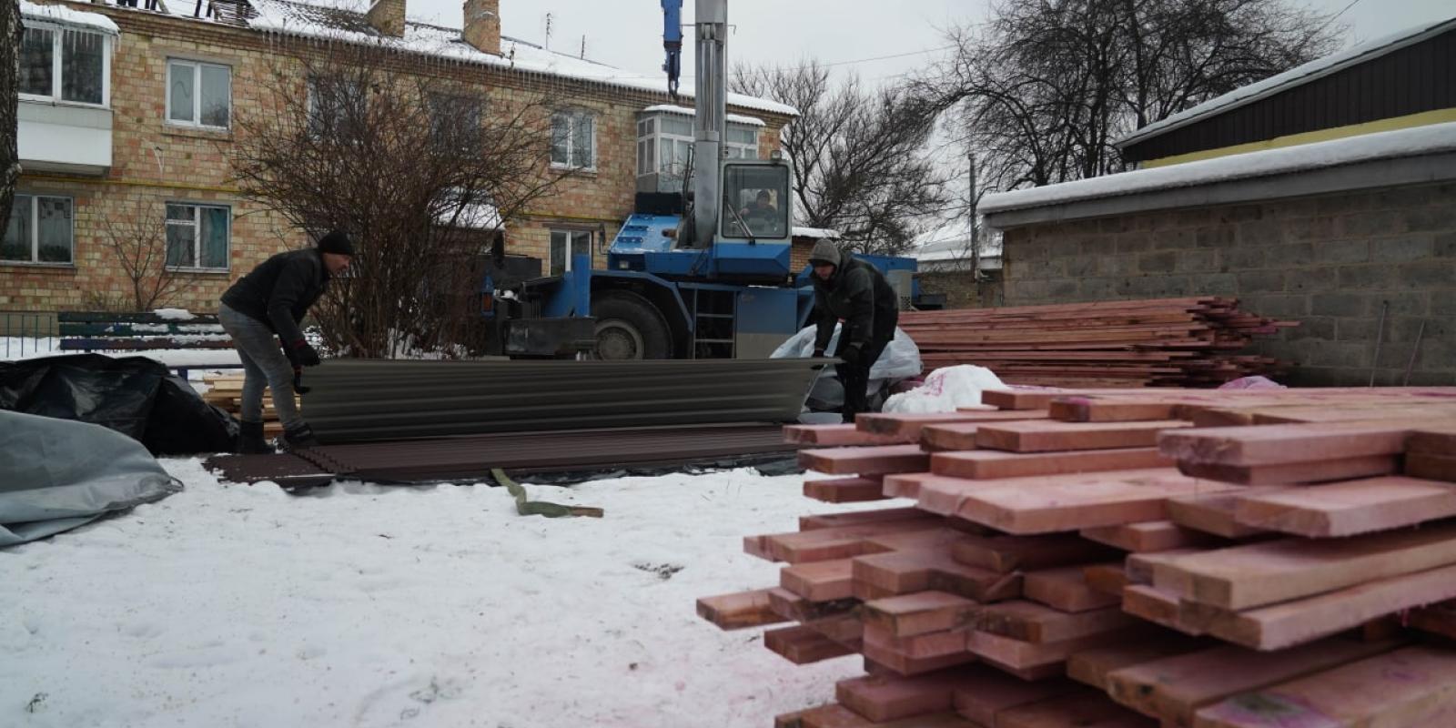 У Гостомелі відбудовують зруйновані багатоповерхівки