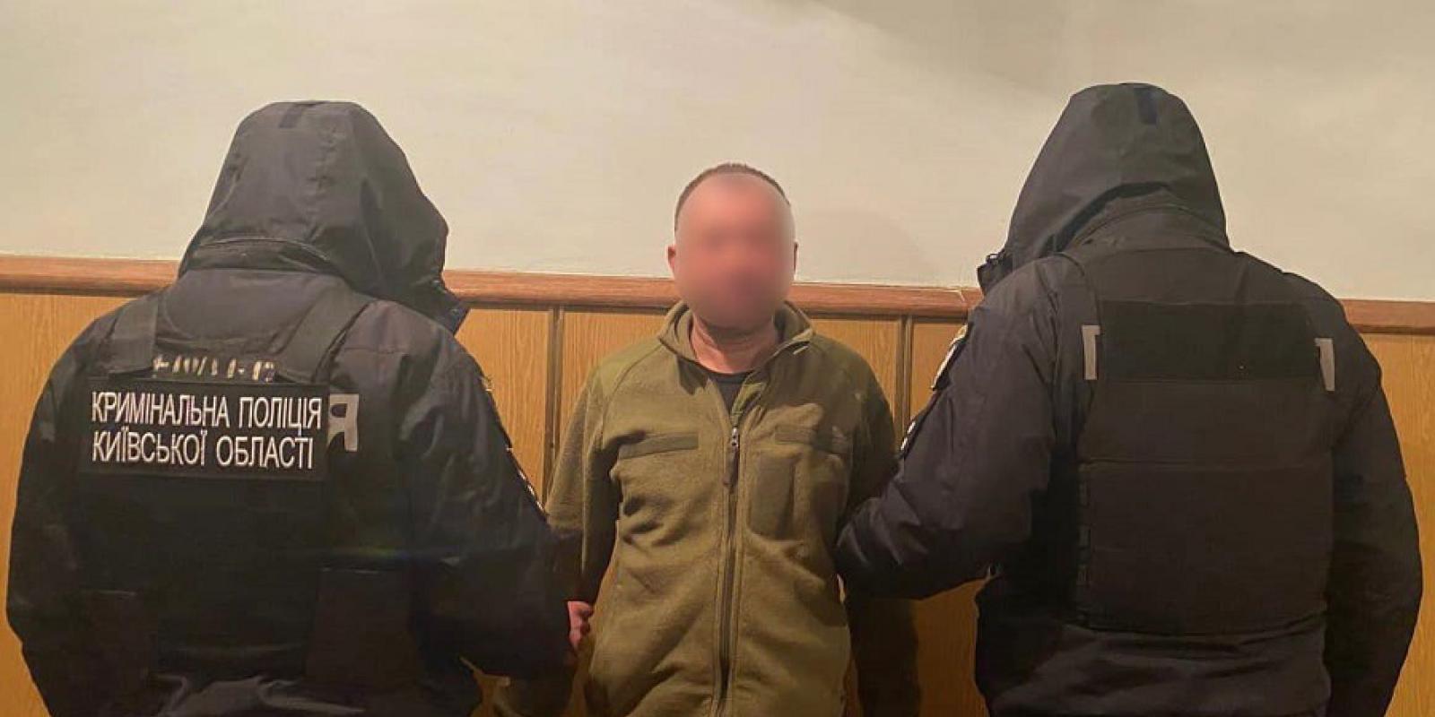 На Київщині чоловік посеред вулиці почав стрільбу з автомата