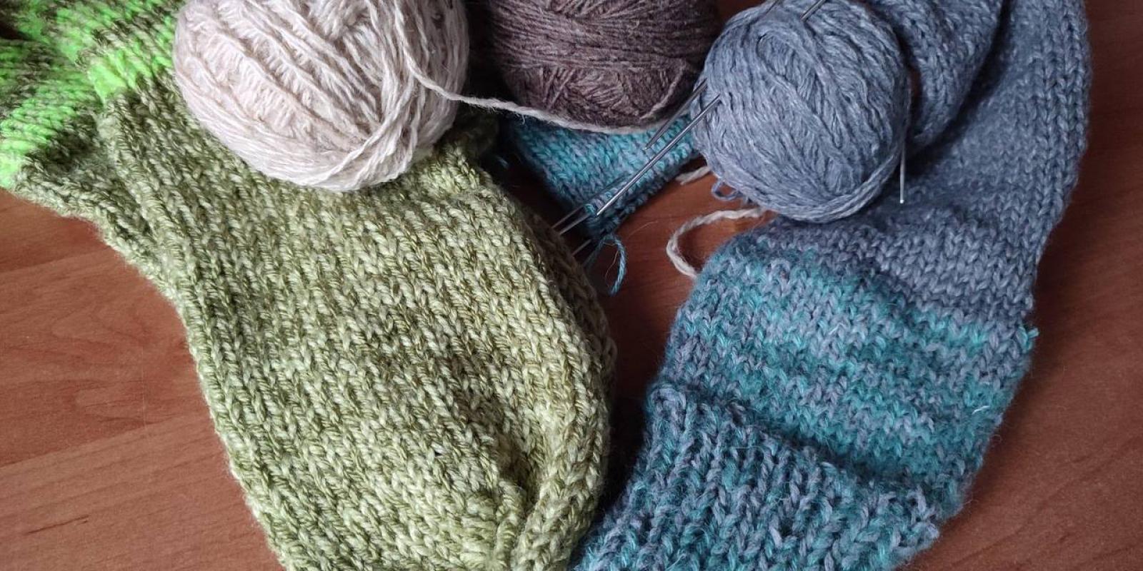 В Ірпені в’яжуть теплі шкарпетки для українських військових 