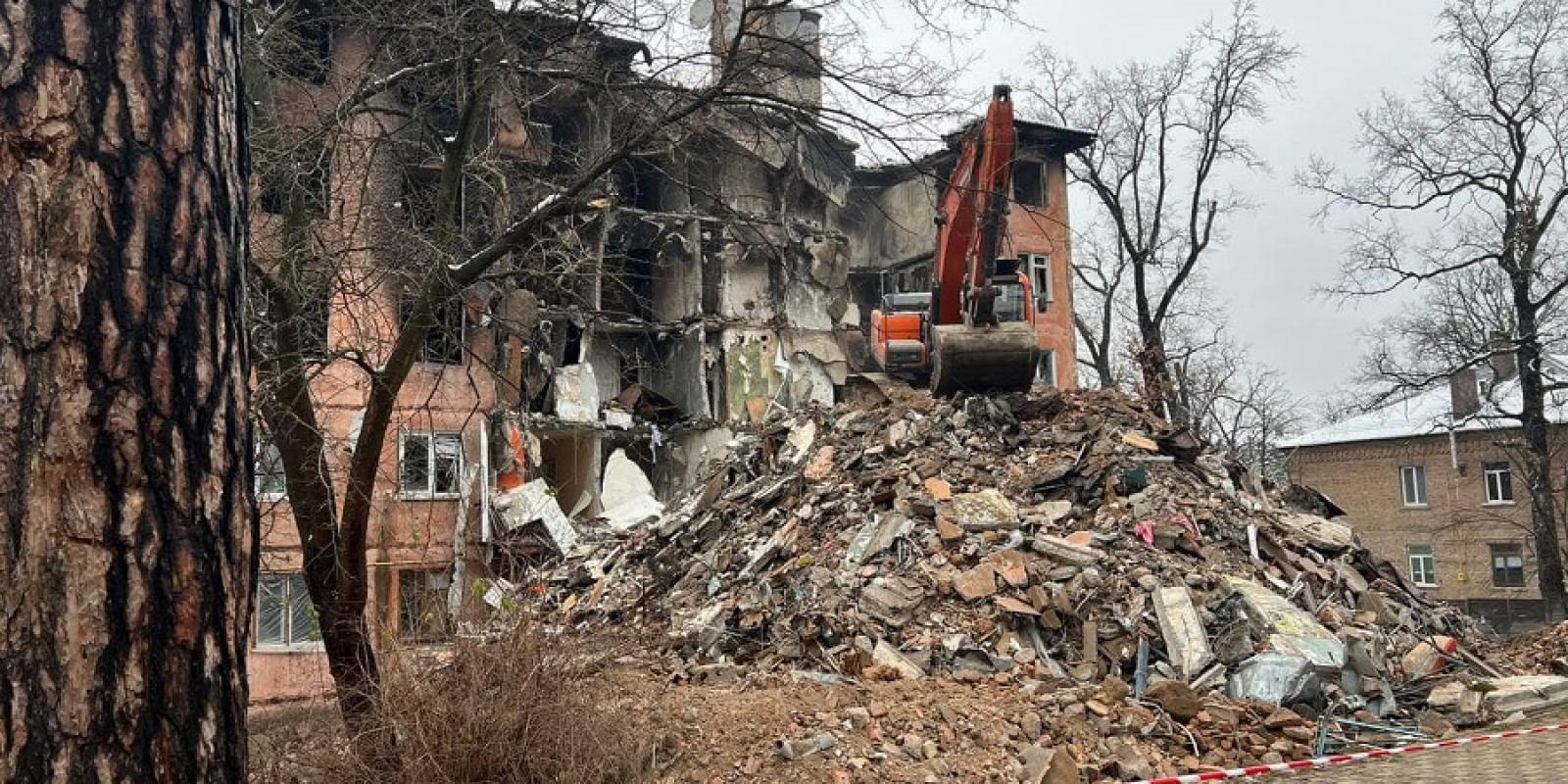 В Ірпені зносять понищену ворогом п’ятиповерхівку